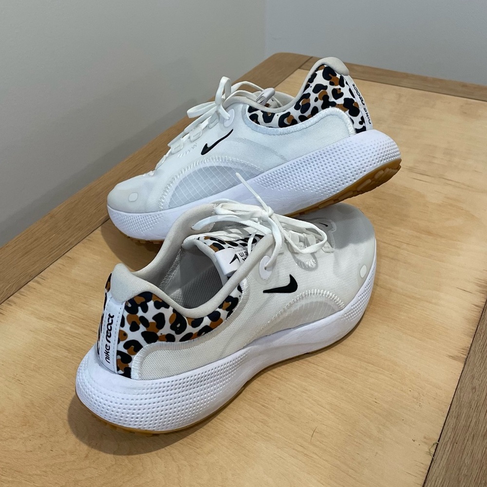 Nike Women’s Leopard Running Shoe - size 8